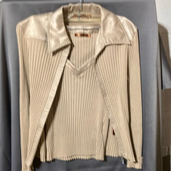 Belldini sweater set. Size M. Sweater has satin collar & yoke, tank top match - Picture 1 of 6